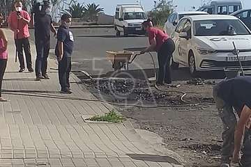 Los vecinos de la calle de Islas Canarias taparon este sábado los baches de la vía/TA.